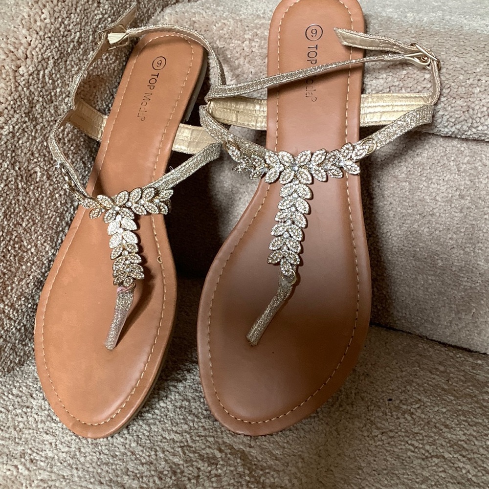 Top Mode Sparkly Leaf Thong Sandals in Size 9